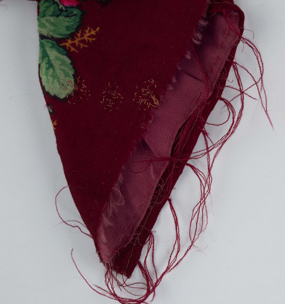 E/516/ML - Czepek mężatki. Denko wewnętrzne wykonane z plecionej siatki zielonej. Z wierzchu chustka fabryczna koloru ciemnoczerwonego w kwiaty wiązana na tekturowej obręczy. Końce chustki zwisają do tyłu.