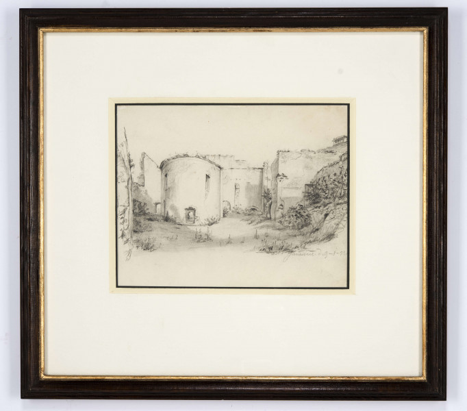 Widok ruin zamku w Janowcu w ujęciu od strony części zachodniej dziedzińca zamkowego. Na pierwszym planie fragment porośniętego roślinnością dziedzińca, po prawej część zrujnowanego południowego skrzydła zamku - tzw. Amfilady Tarłów. Pozostałości murów z widocznymi ubytkami i spękaniami. Po lewej kaplica zamkowa ujęta od strony absydy, z otworem drzwiowym, powyżej niego, po bokach dwa prostokątne okna.  Po lewej fragment północnego skrzydła.
