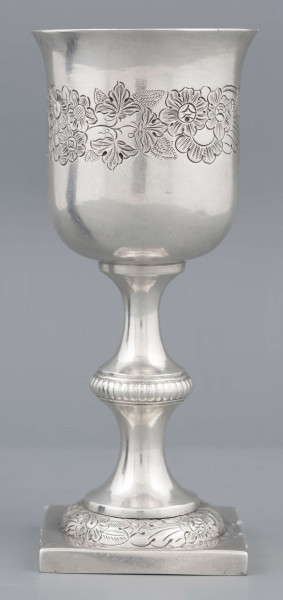 S/Mt/62/ML - Czara dzwonowata z lekko wywiniętym brzegiem, trzon z płaskim nodusem, stopa okrągła, wysklepiona, na kwadratowej plincie. Na czarze ryta wić kwiatowa, brzeg nodusa karbowany, brzeg stopy pokryty wzorem roślinno-kwiatowym.
