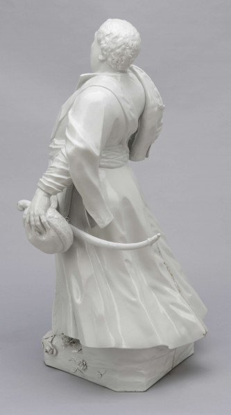 S/CS/657/ML - Figura z białej porcelany przedstawia króla Augusta III en pied na cokole zdobionym plastycznie modelowanymi różami i goździkami. Król stoi w kontrapoście, z lekko uniesioną głową, prawą rękę opiera na biodrze, w lewej opuszczonej trzyma czapkę okrągłą obszytą futrem. Ubrany jest w polski strój szlachecki: żupan, kontusz z zarzuconymi wylotami i pas. Na piersi ma order Złotego Runa i wstęgę z krzyżem orderu Orła Białego, przy lewym boku szablę na ozdobnych rapciach.
Figura stanowi wierne odwzorowanie portretu króla wykonanego przez Louis de Silvestre'a nadwornego malarza ok. roku 1737 (obecnie w zbiorach Muzeum w Wilanowie).