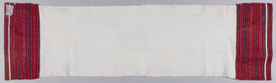 E/4943/ML - Ręcznik lniany, z haftem na obu końcach. Haft tkany na warsztacie. Wzór tworzą pasy w kolorach: czerwonym, pomarańczowym i granatowym oraz szlak złożony z rombów i serduszek. Szerokość kolorowego szlaku - 16 cm.