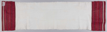 E/4943/ML - Ręcznik lniany, z haftem na obu końcach. Haft tkany na warsztacie. Wzór tworzą pasy w kolorach: czerwonym, pomarańczowym i granatowym oraz szlak złożony z rombów i serduszek. Szerokość kolorowego szlaku - 16 cm.