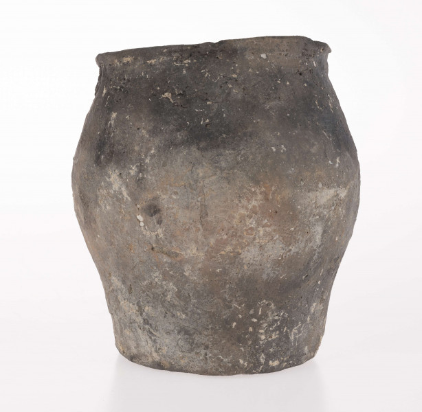 wymiary dodatkowe: 1,5 cm (wys. szyi); 0,7 cm (wys. stopki); 21,0 cm (śr. maks. wydętości brzuśca)
opis: dno lekko wklęsłe z dołeczkiem w środku, wyraźnie wyodrębione niewielką stopką; brzusiec dwustożkowaty, ostro profilowany; miejsce przejścia brzuśca w szyję zaznaczone wypukłą dookolną listwą; szyja niska, cylindryczna; wylew zaokrąglony, wywinięty na zewnątrz; górna część brzuśca zdobiona dookolnym rzędem narysowanych przez wygładzenie 