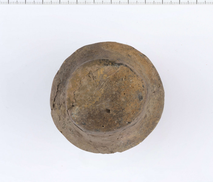 Pucharek ulwówecki; dno małe, płaskie; nóżka wysoka; brzusiec ostro załamany; szyjka wysoka, cylindryczna; powierzchnie gładzone, spękane; krawędź zaokrąglona
wymiary dodatkowe: 3,5 cm (śr. dna); 2,6 cm (wys. szyi); 2,0 cm (wys. nóżki). Surowiec - glina z domieszką drobnoziarnistego tłucznia. Barwa obustronnie pomarańczowa w ciemne plamy. przełom brunatny. Brak części szyi, uzupełnione gipsem.