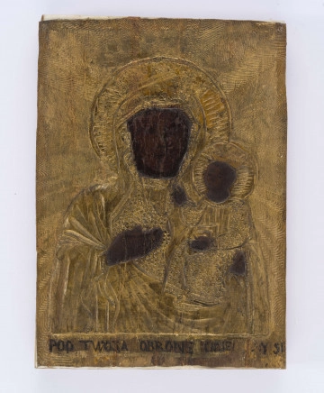E/15404/ML - Obraz z przedstawieniem Madonny (Matki Bożej z Dzieciątkiem) w typie częstochowskim, w formie stojącego portretu, oprawiony w złotą prostą współczesną ramę. Madonna w bogatej, tłoczonej szacie z welonem na głowie za nią okrągły nimb. Szata na piersi tłoczona we wzory w drobne kwiaty. Twarz, prawa dłoń Madonny namalowana, słabo widoczne. Dzieciątko siedzi na lewym ręce Madonny, ubrane w długą suknie tłoczona w motywy kwiatowe. Prawą ręką wykonuje gest błogosławieństwa, w lewej trzyma sześciościan. Twarz i dłonie namalowane, słabo widoczne. Pod wizerunkiem  napis: POD TWOJĄ OBRONĘ UCIEKAMY SIĘ  - ostatni wyraz zakryty ramą. 
Opis: Anna Rudek 