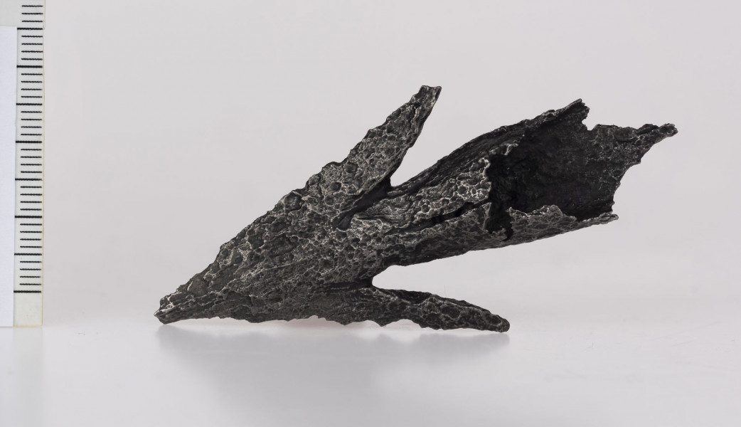 1626/A/ML - Grot dzirytu z zadziorami. Mały, żelazny, krótki grot dzirytu posiada szeroko rozstawione zadziory. Na krawędzi tulejki znajduje się trzeci zadzior. Tulejka jest niedokuta. Przedmiot ten jest najbliższy harpunom – narzędziom do połowu ryb – znanym z trzech grobów na cmentarzysku w Oblinie na Mazowszu, które datowane są na drugą połowę II w. n.e.