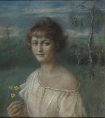 R/6859/ML - Portret młodej kobiety w popiersiu, 3/4 w lewo, na tle pejzażu. Włosy 
zasłaniające uszy, lekko falujące, z grzywką. Twarz pociągła o miekkich rysach, oczy brązowe, długi wąski nos i małe usta. Ubrana w białą suknię z dekoltem odsłaniającym lewe ramię. W prawej dłoni trzyma trzy kwiatki. W tle zielona łąka z gęstymi zaroślami, po prawej sylwetka brzozy, powyżej pas nieba z biało-różowymi smugami chmur.
sygn. p.d. czarnym pastelem wzdłuż bocznej krawędzi: Unierzyski