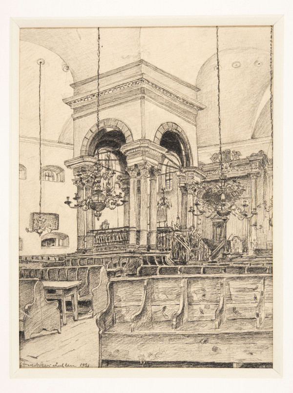 Wnętrze synagogi w widoku na północny wschód. W głębi zakomponowana na lewo od osi centralna, 4-filarowa podpora sklepienia. Filary złożone z trzech kolumienek, ich pary spięte arkadą. Podpora wzmocniona na wysokości kapiteli metalowymi ściągami. Wewnątrz bima otoczona balustradą. Od południa widoczne prowadzące na nią schodki. Z prawej strony fragment ściany wschodniej z szafą ołtarzową - aron ha-kodesz w ozdobnym, architektonicznym obramieniu zwieńczonym na osi przedstawieniem Tablic Mojżeszowych flankowanych przez gryfy. U dołu prowadzące do niej schody. Po lewej, część część ściany północnej z okienkami na babiniec. Wokół centralnej podpory zawieszone na długich łańcuchach wieloramienne kandelabry. Na pierwszym planie perspektywicznie dwa rzędy ławek, pomiędzy nimi stoły do modlitwy. Przedstawienie prowadzone miękką, swobodną kreską.
