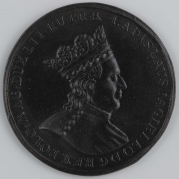 N/1600/ML - AV. Ukoronowane popiersie króla w profilu w prawo. W otoku napis:
LADISLAUS IAGIELLO D.G.REX POLO:MAG:DUX LIT:PR:&

RV. Dwunastowierszowy napis:
CORONA & SPONSA / REGINA ACCEPTA / GENTEM LITVANAM / UNI DEO / ET SCEPTRO IUNXIT / A MCCCLXXXVI / DECES. MCDXXXIV