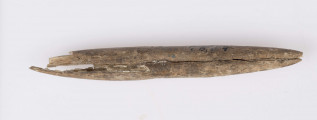 Ostrze kosciane dwustronne, kształtu wrzecionowatego, w przekroju poprzecznym koliste. Kość barwy naturalnej. Starannie wygładzona na całej powierzchni. Stan zachowania - narzędzie uszkodzone na obu końcach. Zabytek sklejony z kilku części.