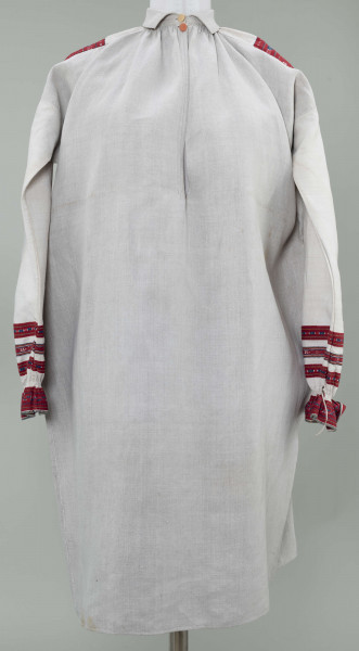 Koszula lniana o kroju przyramkowym, marszczonym. Ozdobiona na przyramkach i mankietach pereborami w kolorze czerwonym, granatowym i żółtym. Mankiety falbankami.