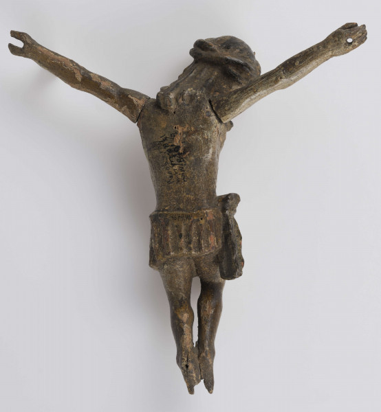 E/4679/ML - Rzeźba Chrystus Ukrzyżowanego wykonana z drewna lipowego. Głowa pochylona w prawą stronę. Korona cierniowa z przeplatanego wałka. Klatka piersiowa słabo wyodrębniona. Perizonium dość długie, z podłużnymi fałdami; z prawej strony związane w węzeł. Ślady polichromii koloru jasnego.