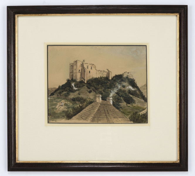 Widok zamku w Kazimierzu Dolnym w ujęciu od strony południowo-wschodniej, z Góry Trzech Krzyży. Na porośniętym drzewami, usytuowanym centralnie wzgórzu mury zamku. Na pierwszym planie kryty gontem dach plebanii. Po prawej fragment połozonej u stóp wzgórza drogi, po lewej łuk drewnianego ogrodzenia i pochylona sylwetka mężczyzny. 
