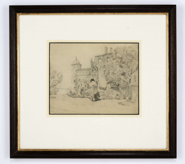 Widok zamku w Janowcu w ujęciu od północnego wschodu, od strony zrujnowanego wjazdu, z zachowanymi pozostałościami reprezentacyjnej bramy i narożną wieżą krytą kopułą. Fragment elewacji częściowo zasłonięty przez rozłożystą koronę drzewa. Pod drzewem pochylony nad szkicownikiem mężczyzna. 
