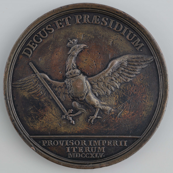 N/1564/ML - AV.Konny portret króla w prawo, w koronie, z orderem Złotego Runa. W otoku napis poprzedzony rozetką:
D : G : IUR : SAX : PROVISOR ET VICARIUS

RV. Ukoronowany orzeł w lewo z odwróconym łbem i mieczem w prawej łapie. Na piersiach tarcza, tutaj w części zatarta, z herbem Polski, Litwy i Saksonii. Na górze w łuku napis:
DECUS ET PRAESIDIUM . 
Na dole w odcinku:
. PROVISOR IMPERII / ITERUM / MDCCXLV .