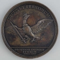 N/1564/ML - AV.Konny portret króla w prawo, w koronie, z orderem Złotego Runa. W otoku napis poprzedzony rozetką:
D : G : IUR : SAX : PROVISOR ET VICARIUS

RV. Ukoronowany orzeł w lewo z odwróconym łbem i mieczem w prawej łapie. Na piersiach tarcza, tutaj w części zatarta, z herbem Polski, Litwy i Saksonii. Na górze w łuku napis:
DECUS ET PRAESIDIUM . 
Na dole w odcinku:
. PROVISOR IMPERII / ITERUM / MDCCXLV .