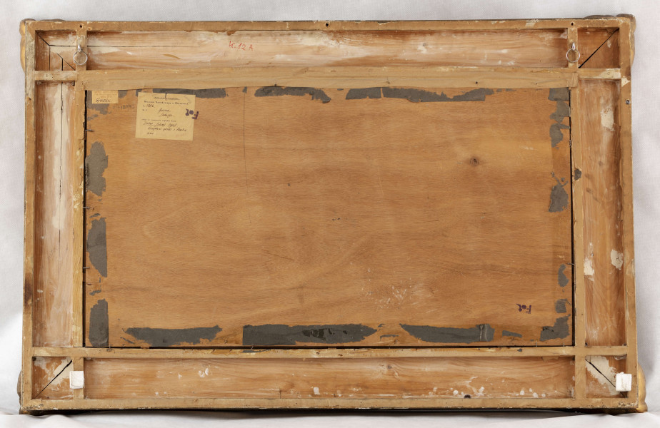 Pejzaż górski. Na pierwszym planie obszar zielonej łąki. W głębi, ponad pasem zielono - fioletowo - brązowych koron drzew, dwa niemal symetrycznie zakomponowane, łagodne stoki górskie w kolorze ultramaryny. Między nimi plama kobaltu oddzielona rozciągającym się w poziomie biało - różowym pasem snującej się mgły od płaszczyzny nieba pokrytej jasnymi, błękitnymi smugami. Kompozycję ożywiają sztafażowo potraktowane, małe, kolorowe sylwetki zajętych pracami polowymi ludzi i zwierząt. Przedstawienie utrzymane w chłodnej tonacji barw, 
z przewagą błękitów. Operuje szerokimi plamami pastelowych kolorów.
