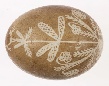 E/1299/ML E/1299/ML - Technika batik. Podział na podłużny na 2 części. Motyw drzewa życia. Barwa tła brązowa, barwa motywu biała.