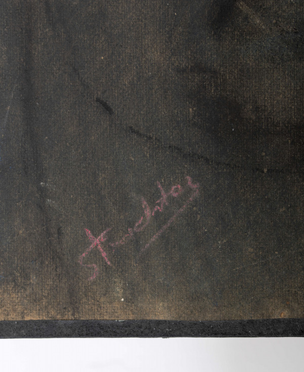 Półpostać starszego, siedzącego mężczyzny. Ukazany profilem w prawo, nieznacznie pochylony.
Twarz szczupła, pociągła, krótkie włosy ze śladami siwizny. Oczy z ciężkimi, opadającymi powiekami, wąskie usta, wąsy i krótka broda. Ubrany w obszerny szarobrunatny płaszcz z postawionym kołnierzem. Ręce ugięte w łokciach, dłonie obejmują drzewce laski. Modelowane miękkimi, nakładającymi się plamami kolorów. Tło pokryte błękitno - szarymi przetarciami.
