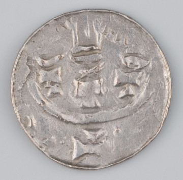 N/2822/ML - AV. Głowa profilem w lewo. Legenda dookolna: 
+ V L A D I#Z L A [V]. Końcowa częśc legendy zatarta.
RV. Świątynia o trzech wieżach zakończonych krzyżami. Legenda od krzyżyka inicjalnego nieczytelna wskutek niecentrycznego bicia stempla.