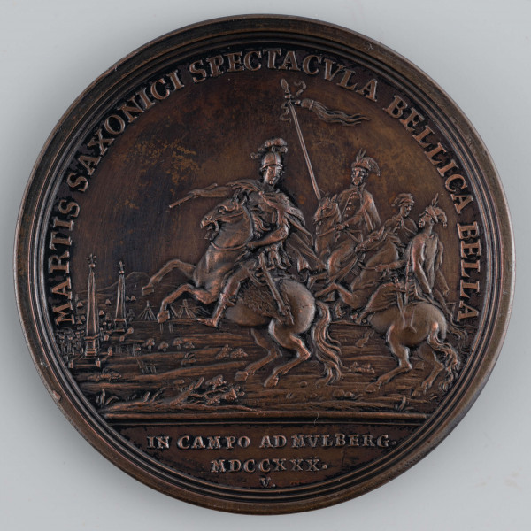 N/1560/ML - AV. Popiersie króla w profilu w prawo, w wieńcu laurowym na głowie. W otoku napis:
D . G . AVGVSTVS II . REX POLON . ELECT . SAXON .
U dołu sygnatura: VESTNER . F .

RV. Portret konny króla w lewo, w stroju rzymskim. Za nim trzech jeźdźców w strojach polskich. Na górze, w otoku napis:
MARTIS  SAXONICI  SPECTACVLA  BELLICA  BELLA
Na dole w odcinku:
IN CAMPO AD MVLBERG . / MDCCXXX . / V .