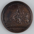 N/1560/ML - AV. Popiersie króla w profilu w prawo, w wieńcu laurowym na głowie. W otoku napis:
D . G . AVGVSTVS II . REX POLON . ELECT . SAXON .
U dołu sygnatura: VESTNER . F .

RV. Portret konny króla w lewo, w stroju rzymskim. Za nim trzech jeźdźców w strojach polskich. Na górze, w otoku napis:
MARTIS  SAXONICI  SPECTACVLA  BELLICA  BELLA
Na dole w odcinku:
IN CAMPO AD MVLBERG . / MDCCXXX . / V .