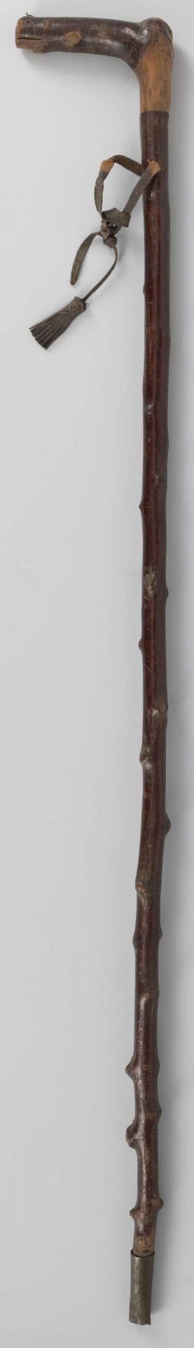 E/37/ML - Laska pasterska wykonana z drewna wiśni (kij z korą i sękami). Rączka wykonana oddzielnie. Laska zakończona metalową skuwką.
