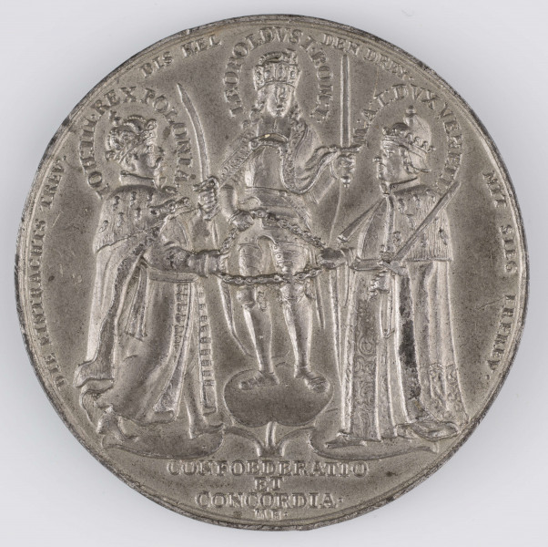 N/1533/ML - AV. Trzy postacie męskie trzymające łańcuch, stojące na liściach koniczyny. Wokół głów napisy objaśniające, od lewej:
1) IOH . III . REX . POLONIA . 
2) LEOPOLDVS I . ROM : I :
3) M : A : I : DVX VENETIA
W otoku napis rozdzielony przez kompozycję:
DIE EINTRACHTS TREV .  -  DIS HEL - DEN DREY . - MIT SIG
EREREV . 
Na dole w poziomie:
CONFOEDERATIO / ET / CONCORDIA . 
Monogram: MB .

RV.  Kompozycja symboliczna: dwa orły i skrzydlaty lew szarpiące psa. W otoku napis poprzedzony rozetką:
DURCH DIESEN BUND . DER TURCKEN HUND . MUS GEHEN ZU GRUND . A . 1684
Po lewej monogram: MB .
