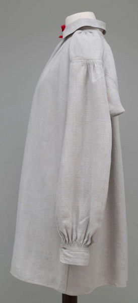 E/850/ML - Koszula męska wykonana z szarego lnianego płótna. Szyta ręcznie. Mankiety i kołnierz stębnowane brązową nicią.