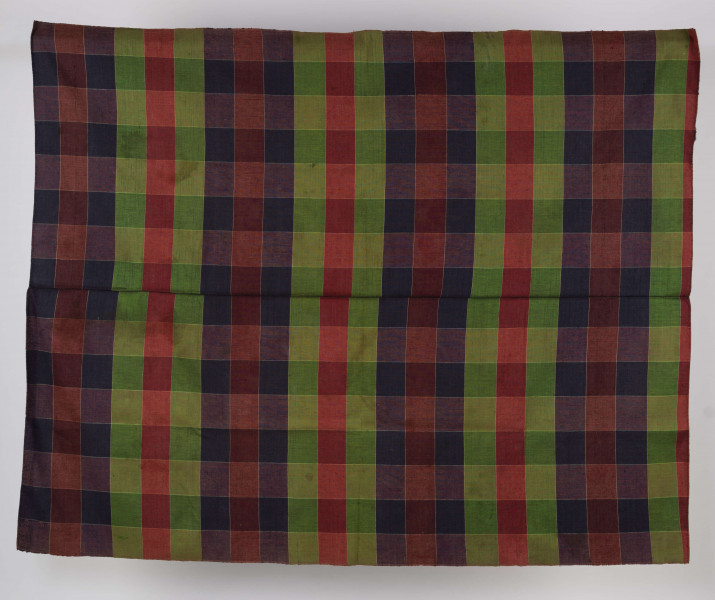 E/2792/ML - Kraciak lniany, tkany splotem prostym. Pasy: czerwone, zielone, grantowe i bordowe, poprzecinane białą kratką. Brzeg obrębiany ręcznie. Tkanina łączona.