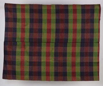 E/2792/ML - Kraciak lniany, tkany splotem prostym. Pasy: czerwone, zielone, grantowe i bordowe, poprzecinane białą kratką. Brzeg obrębiany ręcznie. Tkanina łączona.