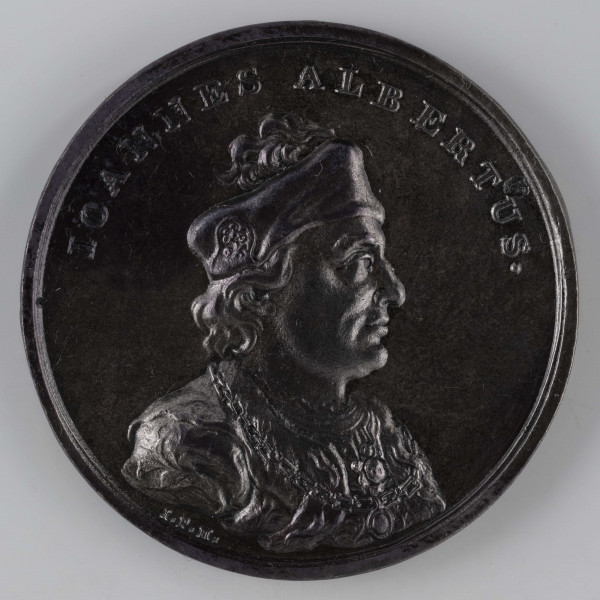 N/377/ML - AV. popiersie króla w profilu w prawo z czapką na głowie. Na górze napis w łuku:
IOANNES ALBERTUS.
Monogram; I.P.H.

RV. Dwunastowierszowy napis:
CASIMIRI / FILIUS / TERTIOGENITUS / VLADISLAI HUNGARIAE / ET BOHEMIAE REGIS, AC / DIVI CASIMIRI FRATER, / SCYTHARUM VICTOR, / CUM VALACHIS IN / PRAELIO MINOR / OBIT THORUNII / AD.1501.AETAT:41. / REG:9.D.7.AUG: