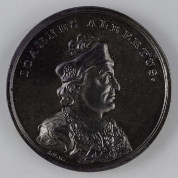 N/377/ML - AV. popiersie króla w profilu w prawo z czapką na głowie. Na górze napis w łuku:
IOANNES ALBERTUS.
Monogram; I.P.H.

RV. Dwunastowierszowy napis:
CASIMIRI / FILIUS / TERTIOGENITUS / VLADISLAI HUNGARIAE / ET BOHEMIAE REGIS, AC / DIVI CASIMIRI FRATER, / SCYTHARUM VICTOR, / CUM VALACHIS IN / PRAELIO MINOR / OBIT THORUNII / AD.1501.AETAT:41. / REG:9.D.7.AUG: