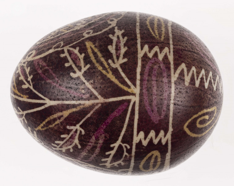 E/1137/ML - Technika batik. Podział poprzeczny na 2 części. Motyw zwierzęta i drzewo (podwórze z kurczętami, pawiem i kozą, skubiącą listki). Barwa tła ciemnofioletowa, barwa motywu fioletowa, żółta i biała.

