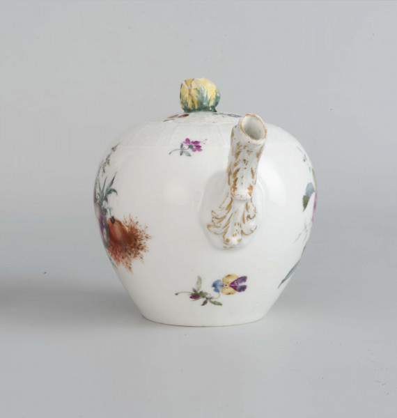 Imbryk kulisty lekko zwężony ku dołowi, wokół wylewu zdobiony plastyczną plecionka w typie Alt-Ozier. Dziobek rurkowy zakończony rozwartym smoczym pyskiem podkreślonym plastycznym liściem akantu. Ucho rokokowe w kształcie litery 