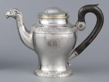 S/Mt/53/ML - Imbryk o kształcie gruszkowatym na okrągłej stopie, z drewnianym uchem. Wylew długi  zakończony plastycznie modelowaną głową zwierzęcą, ucho w kształcie litery 