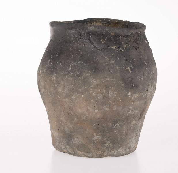 wymiary dodatkowe: 1,5 cm (wys. szyi); 0,7 cm (wys. stopki); 21,0 cm (śr. maks. wydętości brzuśca)
opis: dno lekko wklęsłe z dołeczkiem w środku, wyraźnie wyodrębione niewielką stopką; brzusiec dwustożkowaty, ostro profilowany; miejsce przejścia brzuśca w szyję zaznaczone wypukłą dookolną listwą; szyja niska, cylindryczna; wylew zaokrąglony, wywinięty na zewnątrz; górna część brzuśca zdobiona dookolnym rzędem narysowanych przez wygładzenie 