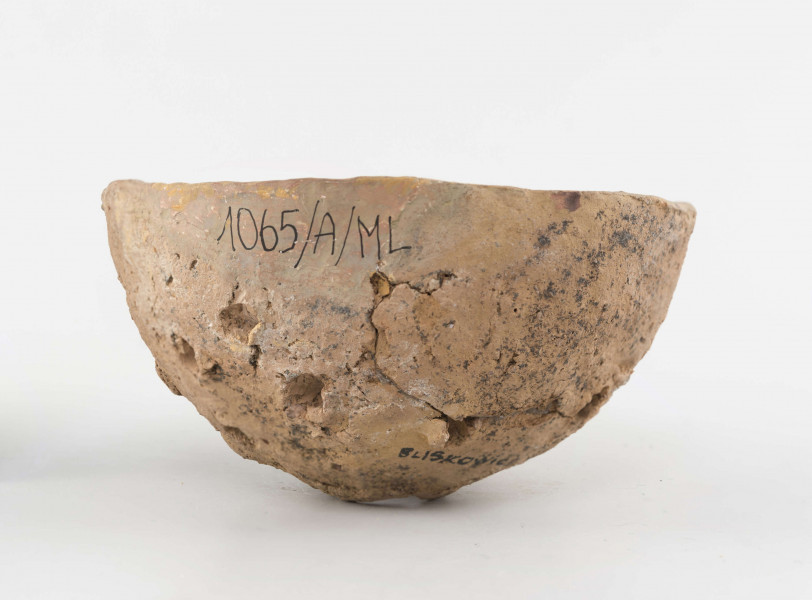 Naczynie półkuliste dno z otworem krawędz ścieta płasko otworki rozmieszczone niereguralnie na całej powierzchni wypychane od wnętrza powierzchnie gładzone niestarannie zewnętrza porowato-chropowata 