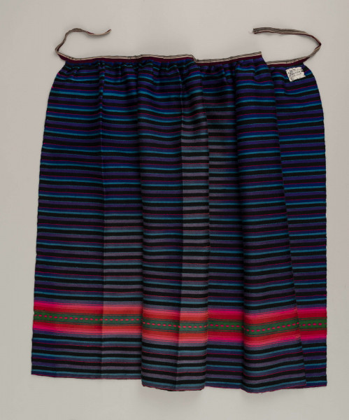 E/6813/ML - Fartuszek wełniany tkany w kolorowe wąskie pasy w kolorze: granatowym, niebieskim, fioletowym, czarnym i amarantowym z szerokim pasem o wiązce kolorystycznej: amarantowy, czerwony, zielony. Przymarszczony i wszyty w płócienny pasek z troczkami.