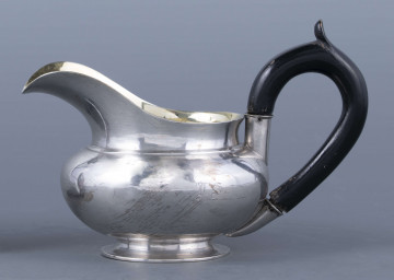 S/Mt/519/ML - Mlecznik w kształcie spłaszczonej kuli z szerokim, zaokrąglonym wylewem. Stopa niska, okrągła, z płaską kryzą. Ucho drewniane z okrągłego wałka, wygięte w kształt litery 