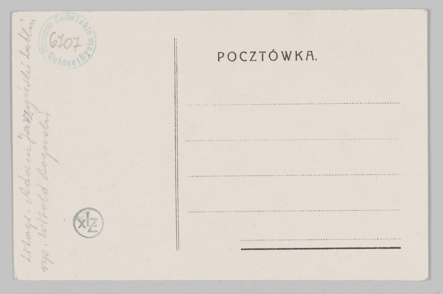 R/6707/ML - Scena rodzajowa. Na tle równinnego krajobrazu w prawym dolnym rogu grupa trzech karykaturalnie wyobrażonych mężczyzn. Jeden w pozycji stojącej,
przykłada do oka długą lunetę. Dwaj pozostali siedzą na ułożonej poziomo walizce. Twarze wykrzywione grymasem smutku, mężczyzna po lewej prawą 
dłonią ociera oczy. Postacie usytuowane przy biegnącej zyzgakiem w lewo 
dróżce. Na linii horyzontu pas lasu, powyżej błękitne niebo zasnute chmurami.
U góry napis majuskułą: FRAGMENTY WOJENNE Z R. 1917; u dołu: TATA NIE WRACA