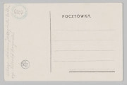 R/6707/ML - Scena rodzajowa. Na tle równinnego krajobrazu w prawym dolnym rogu grupa trzech karykaturalnie wyobrażonych mężczyzn. Jeden w pozycji stojącej,
przykłada do oka długą lunetę. Dwaj pozostali siedzą na ułożonej poziomo walizce. Twarze wykrzywione grymasem smutku, mężczyzna po lewej prawą 
dłonią ociera oczy. Postacie usytuowane przy biegnącej zyzgakiem w lewo 
dróżce. Na linii horyzontu pas lasu, powyżej błękitne niebo zasnute chmurami.
U góry napis majuskułą: FRAGMENTY WOJENNE Z R. 1917; u dołu: TATA NIE WRACA