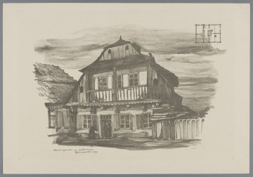 S/G/33/ML - Widok drewnianego domu od strony ściany szczytowej. Dwukondygnacyjny, z prostokątnym otworem wejściowym w kondygnacji parteru, po lewej jedno, po prawej dwa okna. Otwory okienne parteru zaopatrzone w okiennice. Przy drzwiach dwie postaci. Wzdłuż ściany piętra wsparty na konsolkach taras z balustradą. W ścianie piętra rząd trzech prostokątnych okien. Trójkątna przestrzeń między ścianą, a krawędzią dachu zabudowana deskami. Po lewej fragment sąsiedniego domu, po prawej odcinek płotu. W tle zachmurzone niebo. W prawym górnym rogu szkic rzutu przyziemia budynku. Przedstawienie prowadzone miękkimi, przetartymi smugami w odcieniach szarości.
