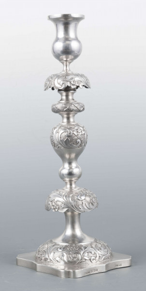 S/Mt/501/ML - Stopa okrągła nacokoliku kwadratowym z profilowanym brzegiem, trzon tralkowaty z talerzykiem i dwoma kołnierzami, tulejka w kształcie kielicha. Na brzegu stopy, kołnierzykach i w górnej części trzonu moletowany wzór wici roślinnej z kwiatami -  ornamenty polerowanę na zmatowionym tle. Na talerzyku wzór lancetowatych liści. 
Na boku cokolika słabo czytelna sygnatura majuskułą w prostokątach:
- I.SZTERN
- dodatkowy znak warsztatowy w postaci cyrklowej rozetki
- znak probierni warszawskiej z monogramem probierza 