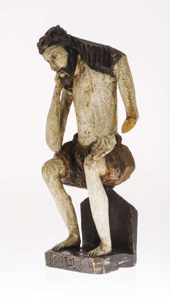 Rzeźba drewniana przedstawiająca postać Chrystusa Frasobliwego. Wykonana z jednego kawałka drewna lipowego. Głowa wsparta na prawej dłoni, która opiera się na kolanie. Rzeźba polichromowana: włosy – czarne, podstawa – czarna,. Ciało – białe, perizonium – brązowe. Na podstawie z przodu wyryta data 1864 oraz IHS.