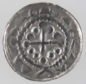 N/Mon/1/ML - AV. Krzyż perełkowy w otoku perełkowym. Pseudolegenda z elementami geometrycznymi.

RV. Krzyż kawalerski z kulkami miedzy ramionami w otoku perełkowym. Pseudolegenda z elementami geometrycznymi. 