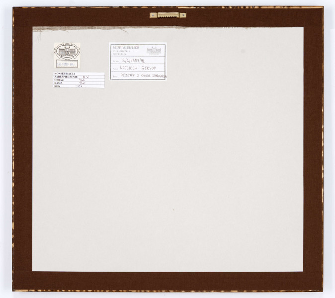 Rozległy pejzaż z pasami pól na pierwszym planie. Linię horyzontu wyznacza pas drzew  i zarośli z ukrytymi wśród nich domami i zabudowaniami gospodarczymi. Górną partię kompozycji stanowi malowniczo zachmurzone niebo. Przedstawienie operuje  drobnymi plamami kolorów. Brązy i ciepłe zielenie w partii pól. Ciemny pas drzew w tonacji brązów i zieleni, z zaznaczonym granatem i fioletem cieniami. Chmury wydobyte błękitem i szarością.
