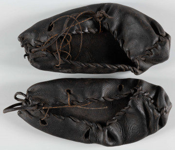 E/3028/ML - Kierpce skórzane ciemnobrązowe, z plecionką ściągającą brzeg, z otworami po bokach.