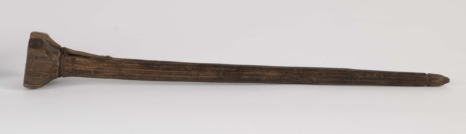 E/3052/ML - Przęślica krężołkowa z przysiadką. Pióro – pionowa beleczka i przysiadka z samorodnego drewna sosnowego. Krężel ruchomy w kształcie wydłużonego stożka. Obsadka przysiadki nieco podgięta ku górze, zakończona wyrzeźbionymi 3 zębami. Służy do umocowywania wełny, lnu lub konopi, przy wici nici za pomocą wrzeciona.