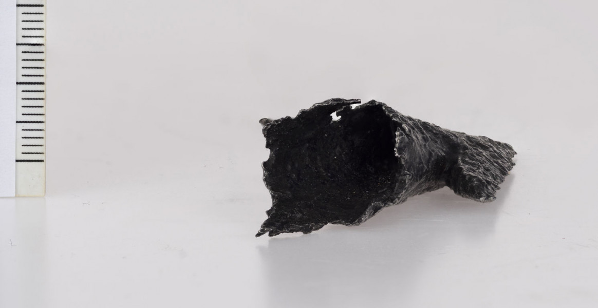 1626/A/ML - Grot dzirytu z zadziorami. Mały, żelazny, krótki grot dzirytu posiada szeroko rozstawione zadziory. Na krawędzi tulejki znajduje się trzeci zadzior. Tulejka jest niedokuta. Przedmiot ten jest najbliższy harpunom – narzędziom do połowu ryb – znanym z trzech grobów na cmentarzysku w Oblinie na Mazowszu, które datowane są na drugą połowę II w. n.e.